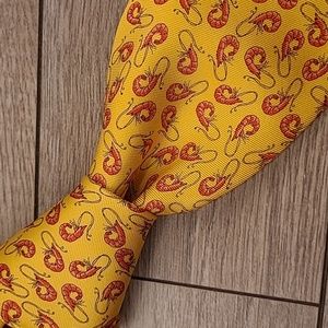 PETER BLAIR Yellow Pink Crawfish Mudbugs Whimsical Pattern USA Mens Silk Tie‎